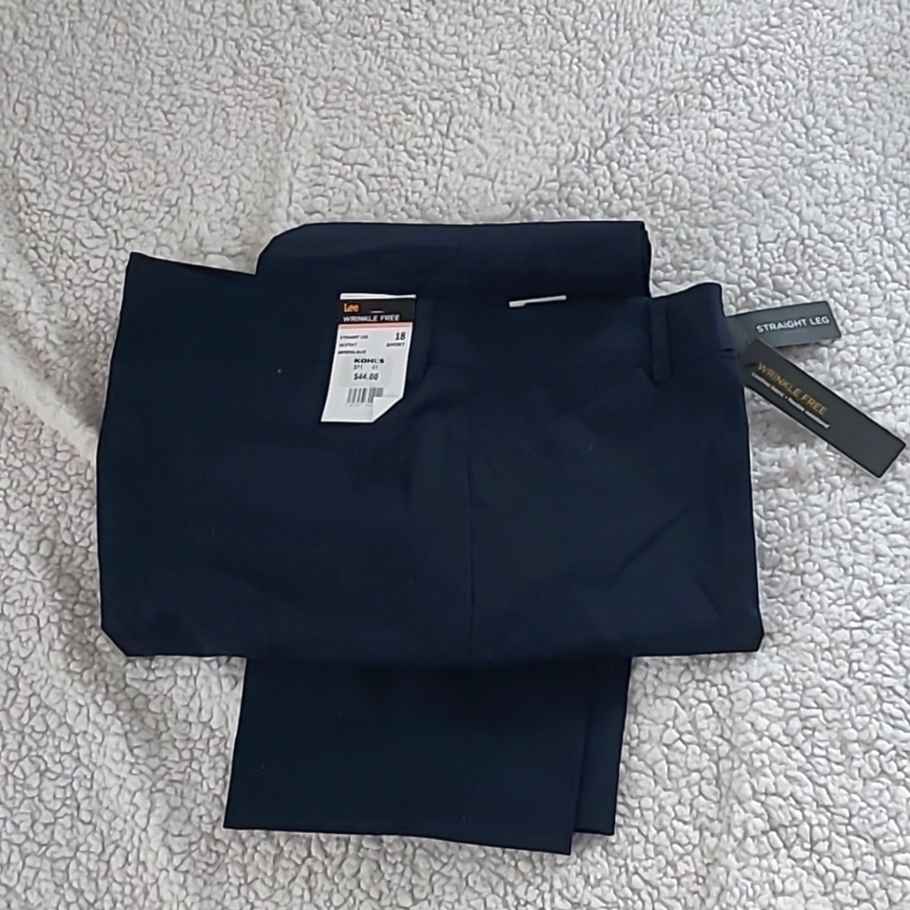 Women's Lee Wrinkle Free Relaxed Fit Straight Leg Mid-Rise Pant. NWT 18Short